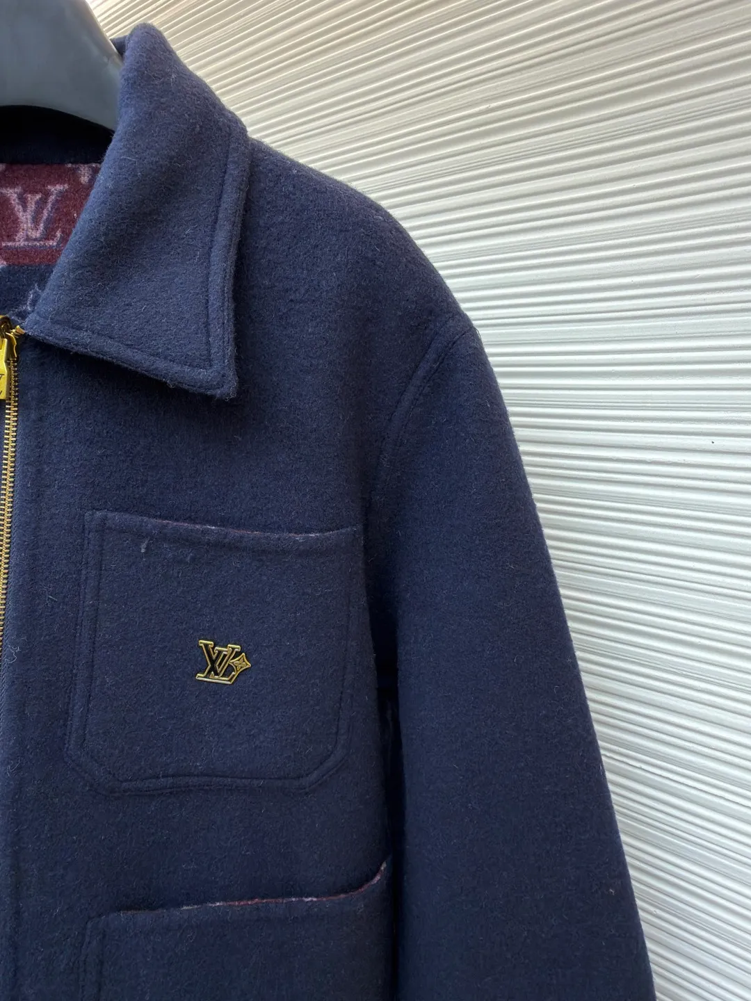 LOUIS VUITTON double-sided workwear wool jacket ●Original version: purchased and developed for 30,000 ●Item number: 1682367-E65 ●Fabric: sheep wool fabric ●Technology: jacquard production ●Color: red and blue ●Version: fitted version ●Weight: about 925 grams ●Size: 44-46-48-50 ●Description: Customized luxurious and soft double-woven high-density cashmere silk cloth (sheep wool content is up to 90%) Rough but soft, solid and fluffy, like clouds wrapped in the warm winter sun, using a color rebellion to redefine the luxury logic of double-wearing. On the one hand, there is untamed fantasy. Red and blue tear wild tension on the wool fabric. The Monogram presbyopia is disassembled and reorganized, allowing the century-old totem to continue to burn in the contemporary context. On the other hand, it is plain ambition. Only a metal LV logo is embellished on the breast pocket. With a crisp silhouette and delicate texture, it silently declares that luxury never needs to be printed all over. The aura is as broad as the territory. There is no need to change clothes. Turning is the ritual from battlefield to feast. The sense of luxury exudes from the inside out. The style is never shackles. Fabric jacquard technology: By weaving a full-width Monogram jacquard texture on the surface of the fabric, the interweaving method of warp and weft lines is controlled, and the interweaving density and tension of the yarns are precisely controlled to make it more three-dimensional. Jingyi Double Lip Hidden Check Sewing Bag Process Positioning and tracing - bag opening and cutting - double lip shaping - bag cloth sewing - invisible grid lining - final inspection and ironing. No machine foot intervention in the whole process. Purely manual operation, infrared positioning cutting machine to achieve precise positioning of materials through infrared emitters and infrared receivers. The accuracy can reach the micron level, thereby meeting the effect of high-precision cutting of alignment strips. The overall wiring is straight and delicate, the fabric is comfortable and soft, and the color is consistent without color difference. It can be matched with the same style to create a fashionable look and control various occasions. Customized accessories, complete with three standards, same style for men and women!